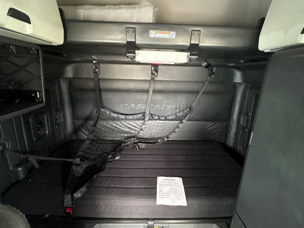 Sleeper Tractor-Heavy Duty Tractors-Freightliner-2023-T12664ST-Bensalem-PA-686,123\n\t\tmiles-$ 52,750 - Image 16