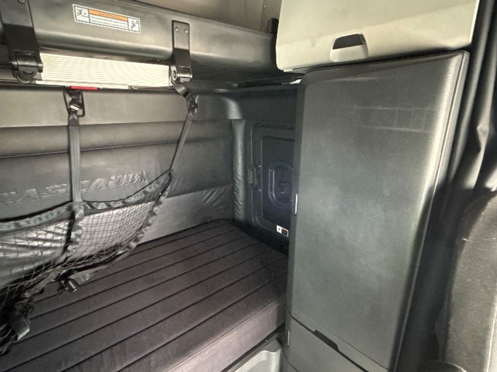 Sleeper Tractor-Heavy Duty Tractors-Freightliner-2023-T12664ST-Bensalem-PA-686,123\n\t\tmiles-$ 52,750 - Image 18