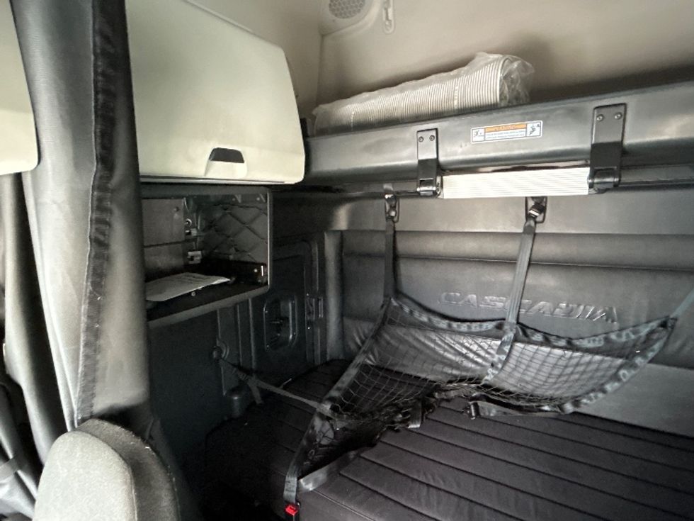 Sleeper Tractor-Heavy Duty Tractors-Freightliner-2023-T12664ST-Bensalem-PA-686,123\n\t\tmiles-$ 52,750 - Image 19