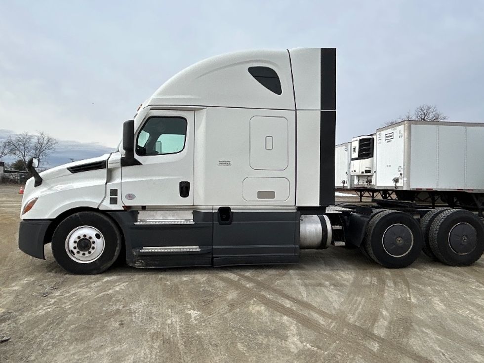 Sleeper Tractor-Heavy Duty Tractors-Freightliner-2023-T12664ST-Bensalem-PA-686,123\n\t\tmiles-$ 52,750 - Image 4