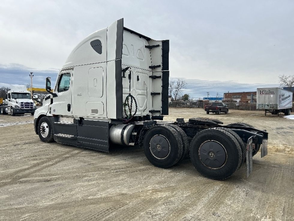 Sleeper Tractor-Heavy Duty Tractors-Freightliner-2023-T12664ST-Bensalem-PA-686,123\n\t\tmiles-$ 52,750 - Image 5
