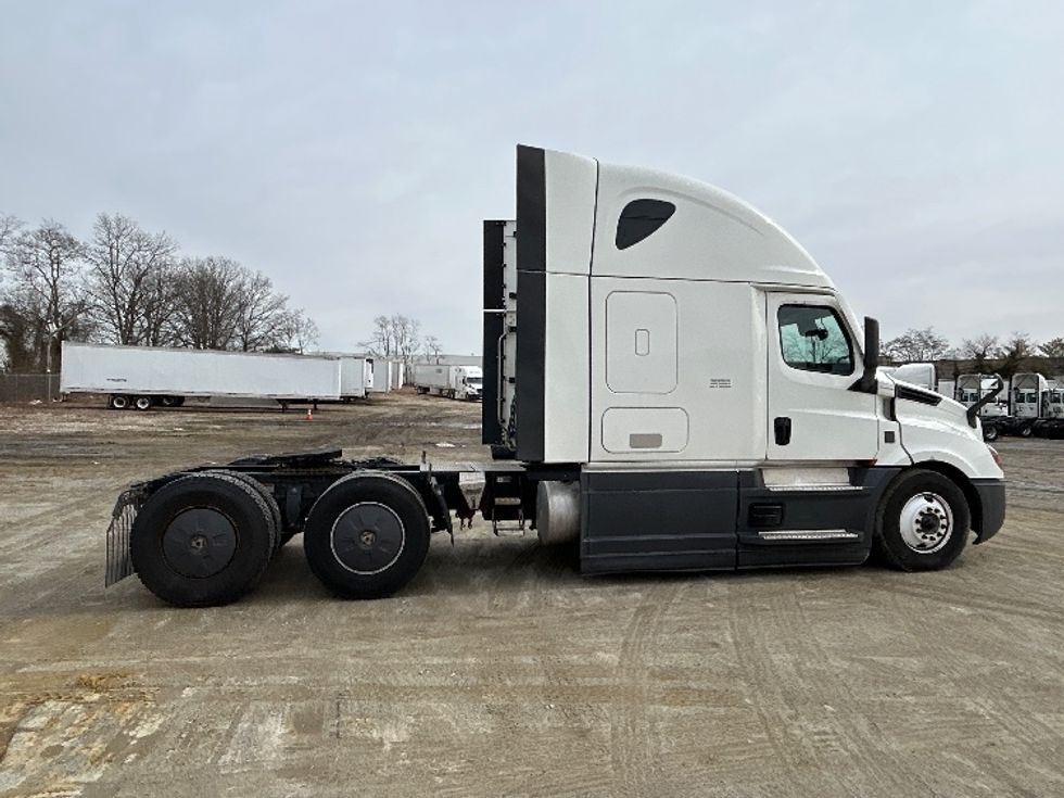 Sleeper Tractor-Heavy Duty Tractors-Freightliner-2023-T12664ST-Bensalem-PA-686,123\n\t\tmiles-$ 52,750 - Image 8