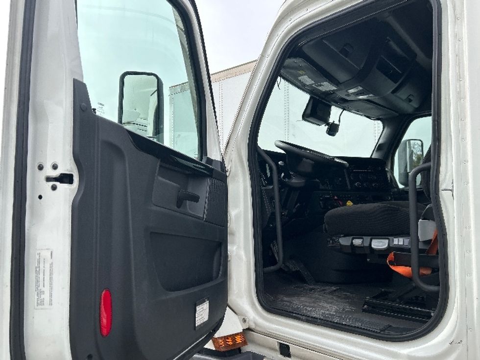 Sleeper Tractor-Heavy Duty Tractors-Freightliner-2023-T12664ST-Bensalem-PA-686,123\n\t\tmiles-$ 52,750 - Image 9