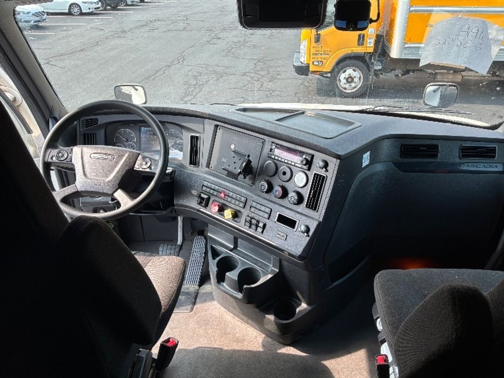 Sleeper Tractor-Heavy Duty Tractors-Freightliner-2023-T12664ST-Bensalem-PA-707,265\n\t\tmiles-$ 59,750 - Image 12