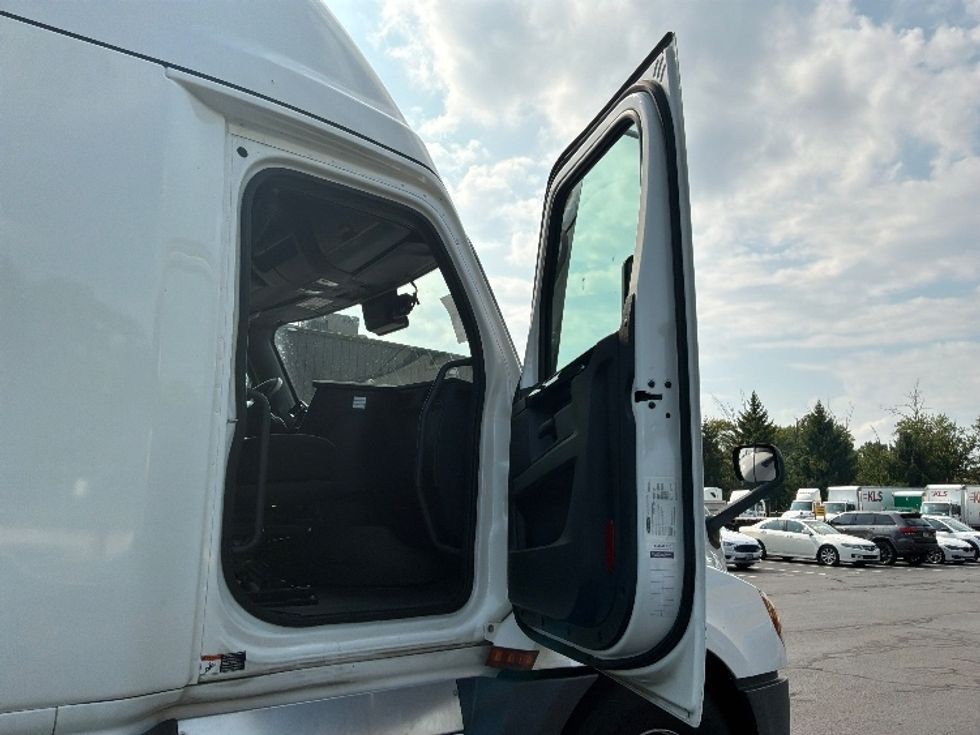 Sleeper Tractor-Heavy Duty Tractors-Freightliner-2023-T12664ST-Bensalem-PA-707,265\n\t\tmiles-$ 59,750 - Image 13