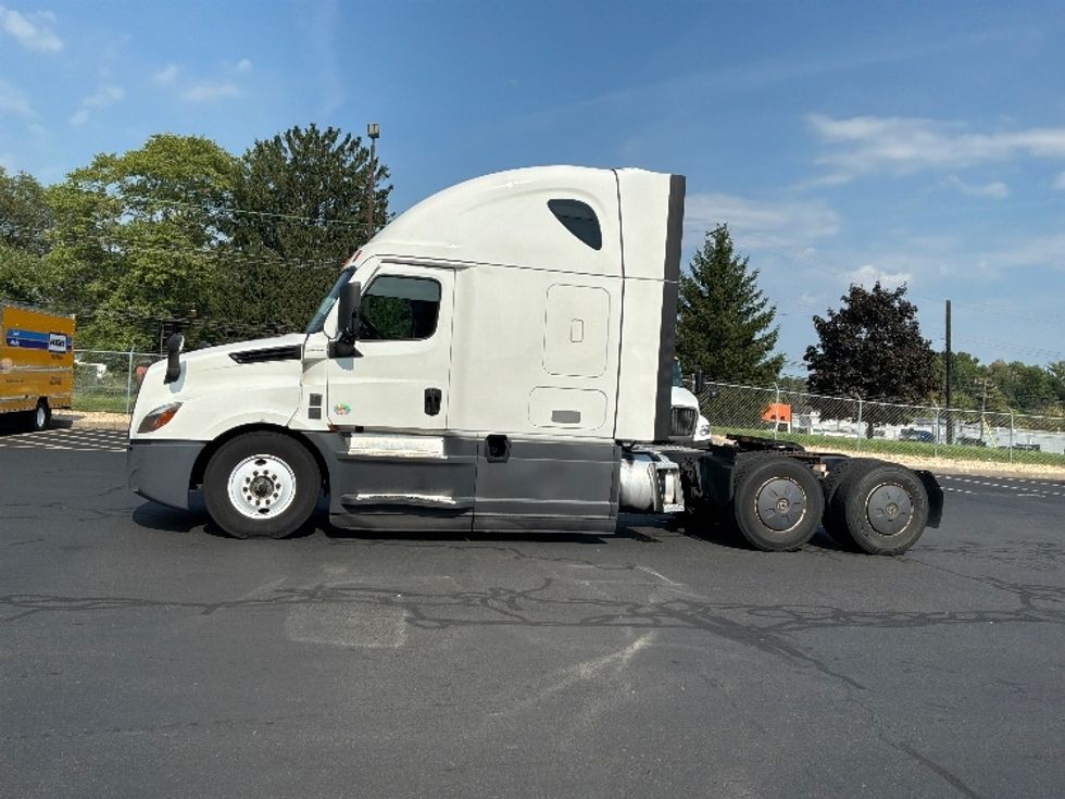 Sleeper Tractor-Heavy Duty Tractors-Freightliner-2023-T12664ST-Bensalem-PA-707,265\n\t\tmiles-$ 59,750 - Image 4