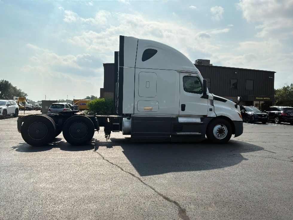Sleeper Tractor-Heavy Duty Tractors-Freightliner-2023-T12664ST-Bensalem-PA-707,265\n\t\tmiles-$ 59,750 - Image 8