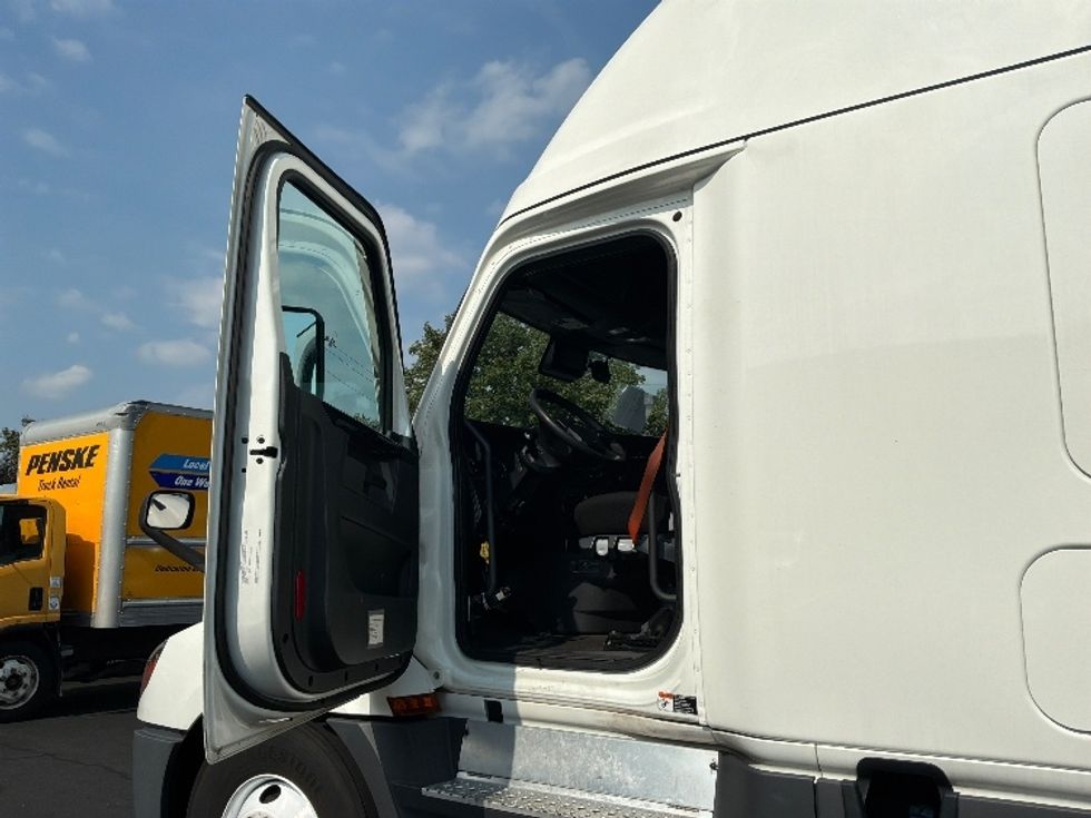 Sleeper Tractor-Heavy Duty Tractors-Freightliner-2023-T12664ST-Bensalem-PA-707,265\n\t\tmiles-$ 59,750 - Image 9