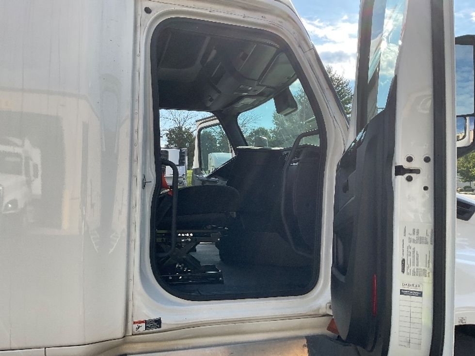 Sleeper Tractor-Heavy Duty Tractors-Freightliner-2023-T12664ST-Bethlehem-PA-676,714\n\t\tmiles-$ 62,500 - Image 13