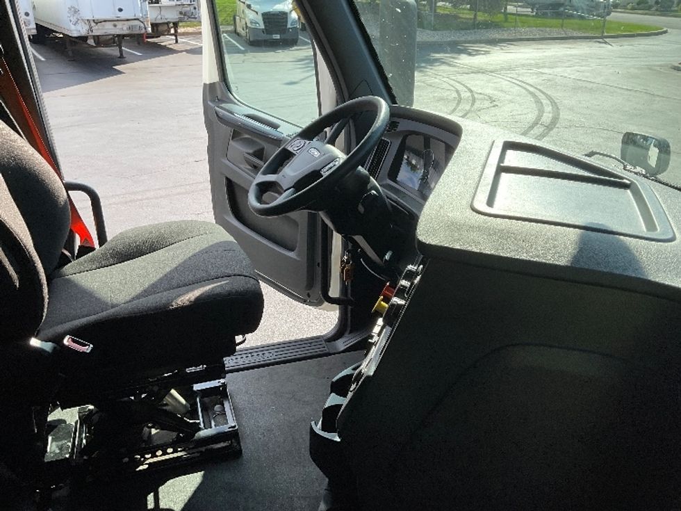 Sleeper Tractor-Heavy Duty Tractors-Freightliner-2023-T12664ST-Bethlehem-PA-676,714\n\t\tmiles-$ 62,500 - Image 15