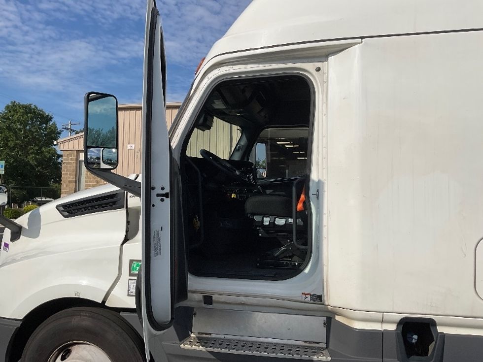 Sleeper Tractor-Heavy Duty Tractors-Freightliner-2023-T12664ST-Bethlehem-PA-676,714\n\t\tmiles-$ 62,500 - Image 9