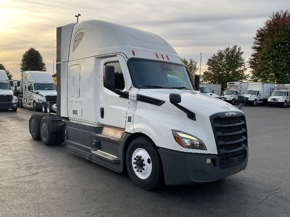 Sleeper Tractor-Heavy Duty Tractors-Freightliner-2023-T12664ST-Bethlehem-PA-713,245\n\t\tmiles-$ 61,750 - Image 1