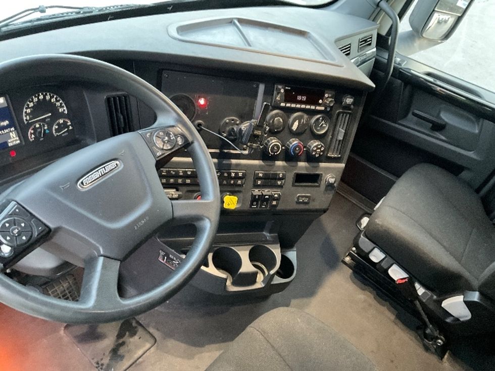 Sleeper Tractor-Heavy Duty Tractors-Freightliner-2023-T12664ST-Bethlehem-PA-713,245\n\t\tmiles-$ 61,750 - Image 11