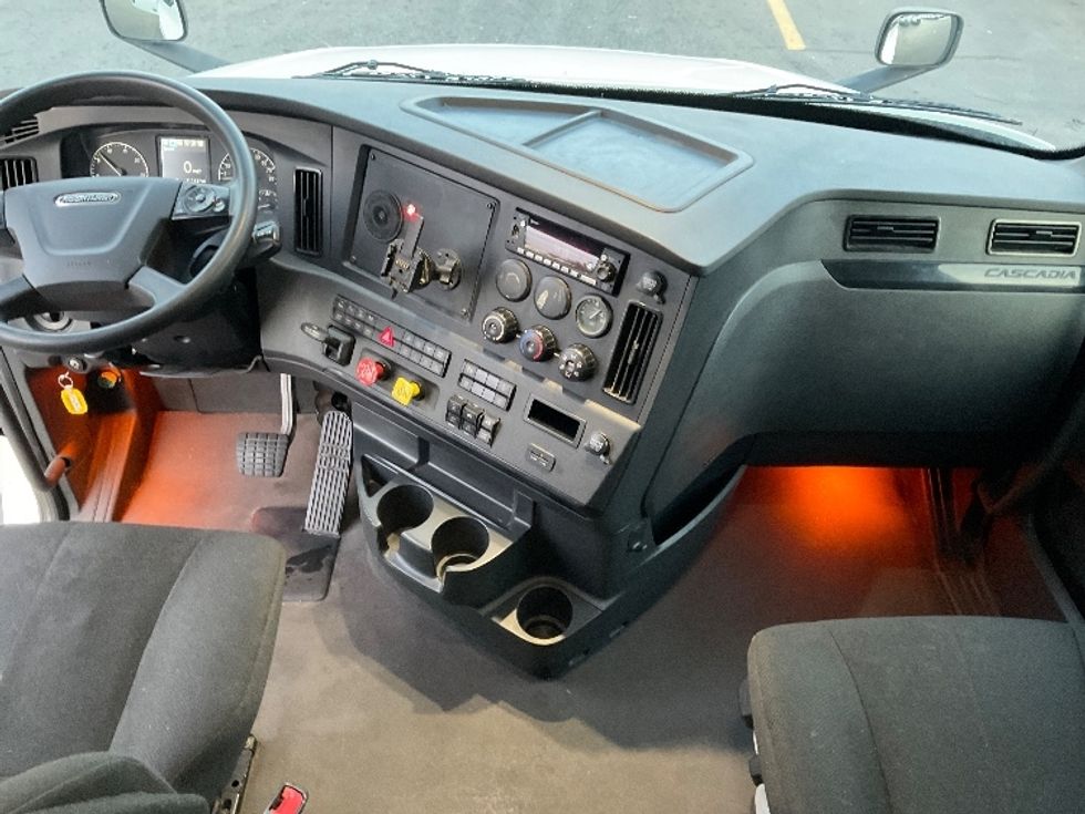 Sleeper Tractor-Heavy Duty Tractors-Freightliner-2023-T12664ST-Bethlehem-PA-713,245\n\t\tmiles-$ 61,750 - Image 12