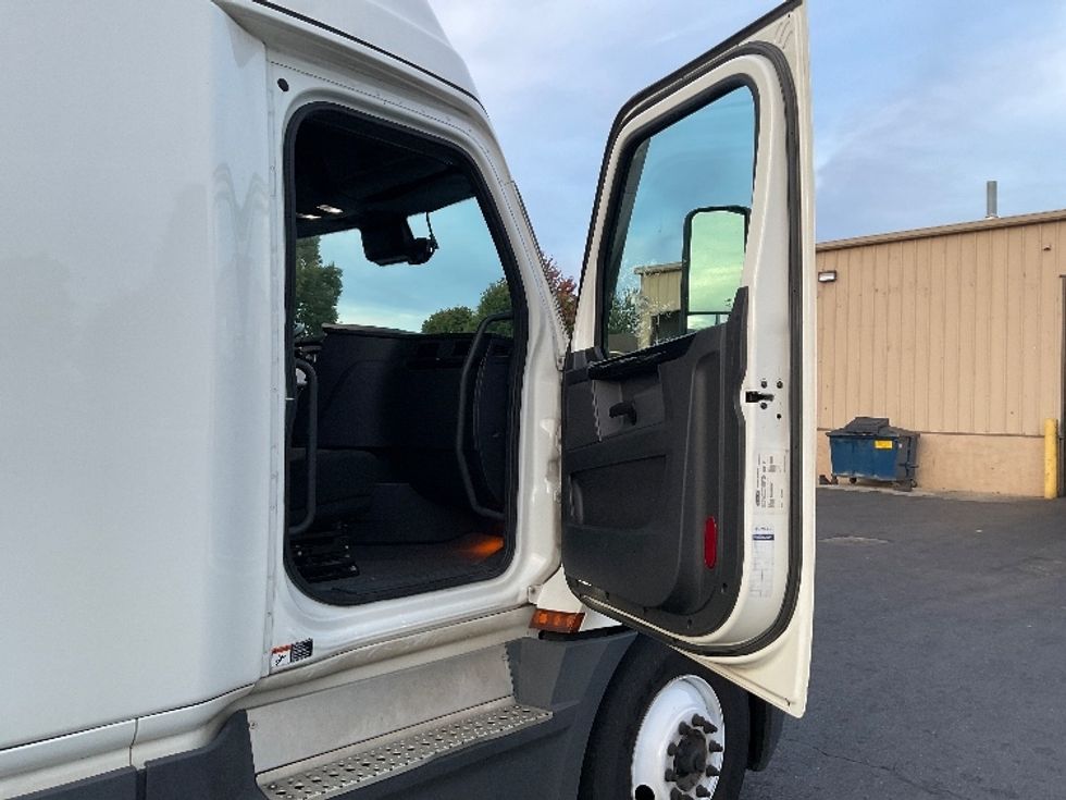 Sleeper Tractor-Heavy Duty Tractors-Freightliner-2023-T12664ST-Bethlehem-PA-713,245\n\t\tmiles-$ 61,750 - Image 13