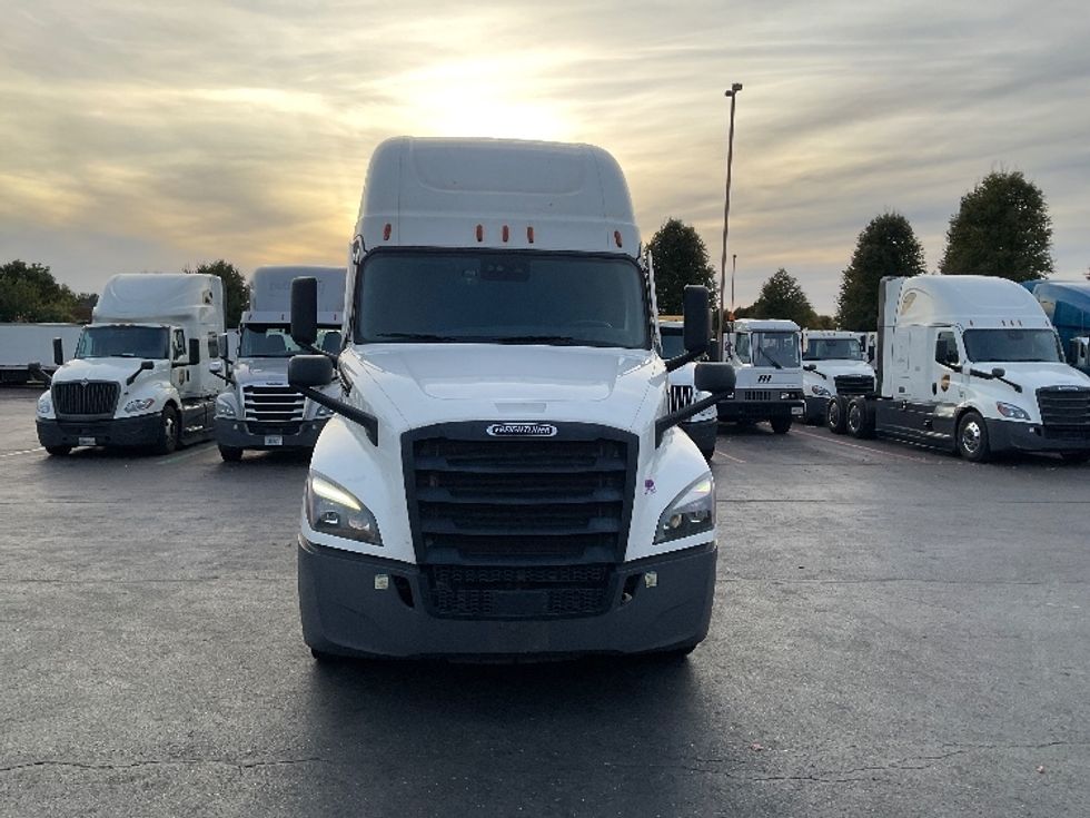 Sleeper Tractor-Heavy Duty Tractors-Freightliner-2023-T12664ST-Bethlehem-PA-713,245\n\t\tmiles-$ 61,750 - Image 2