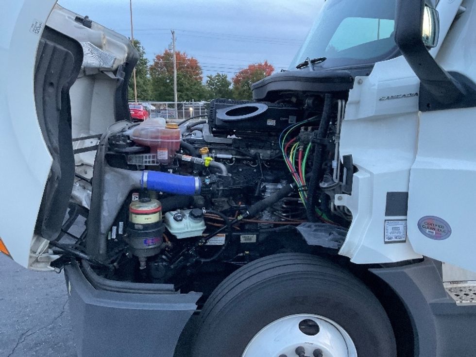 Sleeper Tractor-Heavy Duty Tractors-Freightliner-2023-T12664ST-Bethlehem-PA-713,245\n\t\tmiles-$ 61,750 - Image 21
