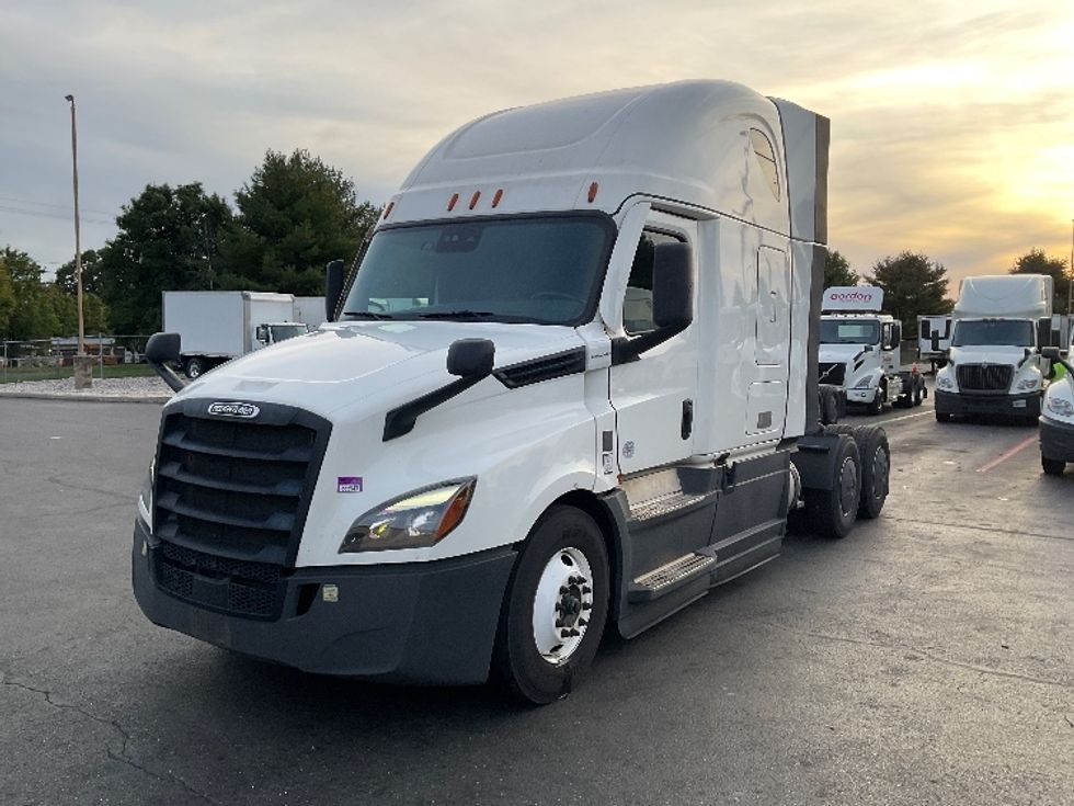 Sleeper Tractor-Heavy Duty Tractors-Freightliner-2023-T12664ST-Bethlehem-PA-713,245\n\t\tmiles-$ 61,750 - Image 3