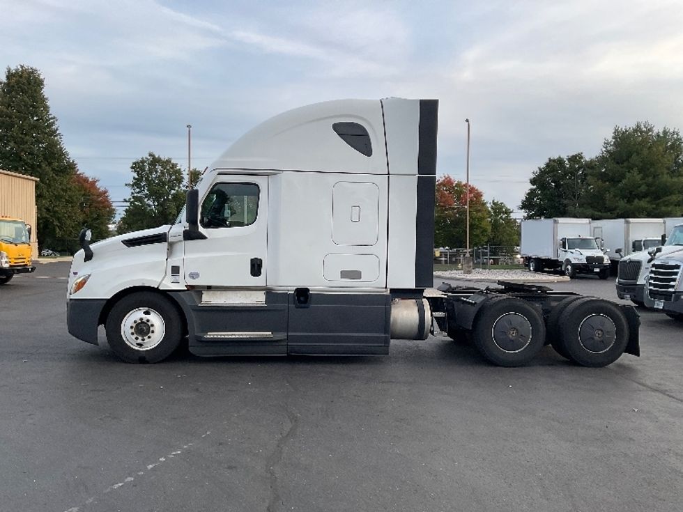 Sleeper Tractor-Heavy Duty Tractors-Freightliner-2023-T12664ST-Bethlehem-PA-713,245\n\t\tmiles-$ 61,750 - Image 4