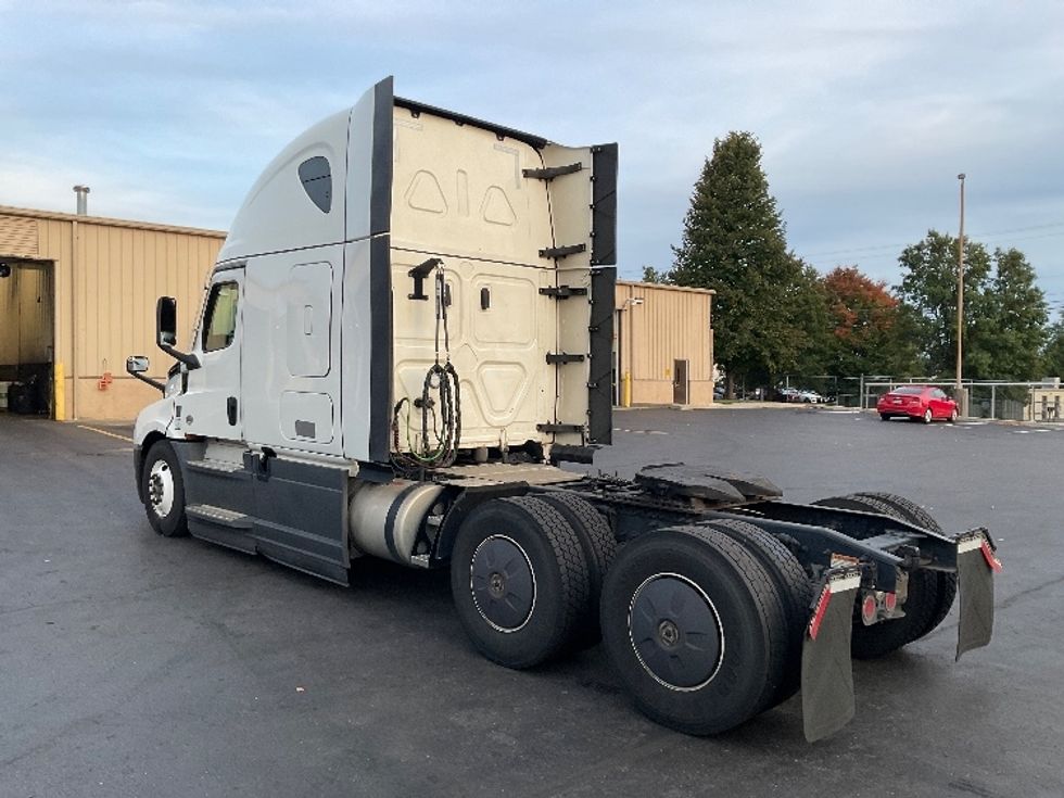 Sleeper Tractor-Heavy Duty Tractors-Freightliner-2023-T12664ST-Bethlehem-PA-713,245\n\t\tmiles-$ 61,750 - Image 5
