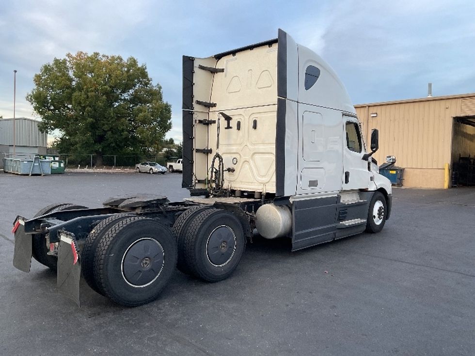 Sleeper Tractor-Heavy Duty Tractors-Freightliner-2023-T12664ST-Bethlehem-PA-713,245\n\t\tmiles-$ 61,750 - Image 7
