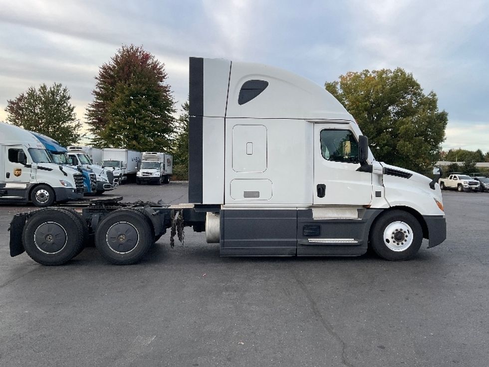 Sleeper Tractor-Heavy Duty Tractors-Freightliner-2023-T12664ST-Bethlehem-PA-713,245\n\t\tmiles-$ 61,750 - Image 8