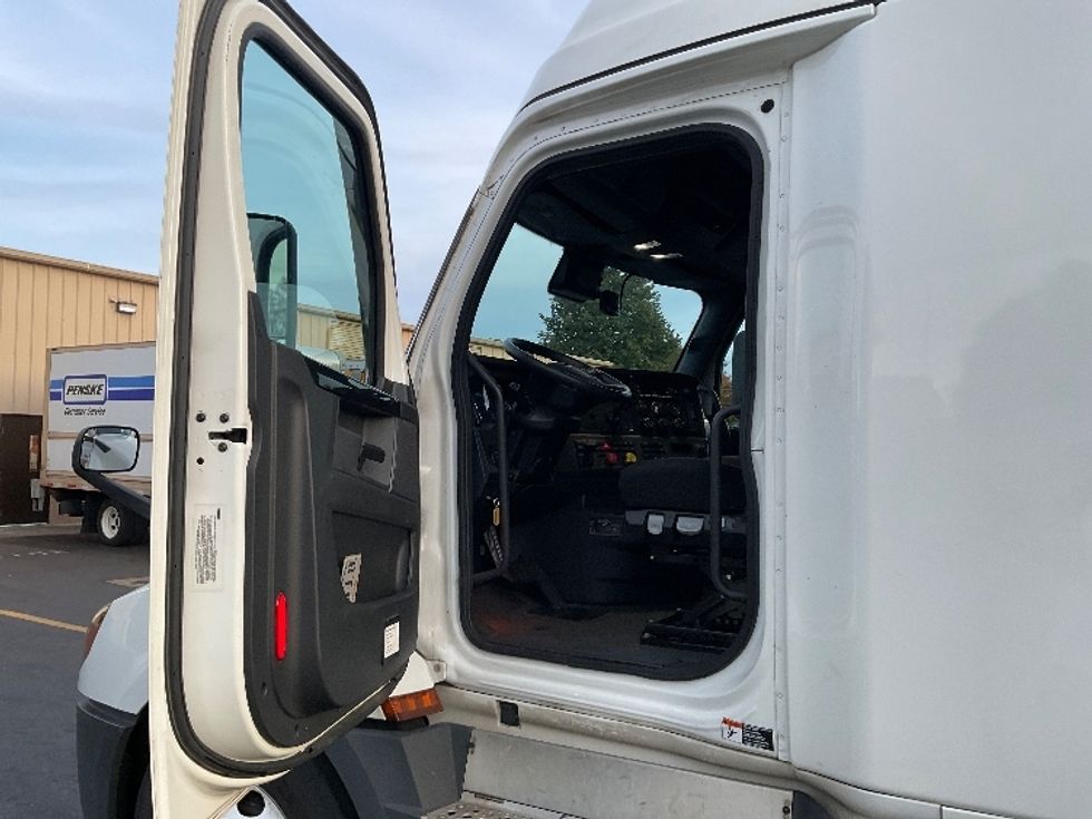 Sleeper Tractor-Heavy Duty Tractors-Freightliner-2023-T12664ST-Bethlehem-PA-713,245\n\t\tmiles-$ 61,750 - Image 9