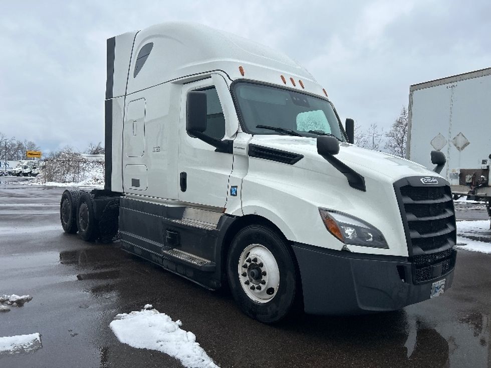 Sleeper Tractor-Heavy Duty Tractors-Freightliner-2023-T12664ST-Brooklyn Park-MN-621,859\n\t\tmiles-$ 58,750 - Image 1
