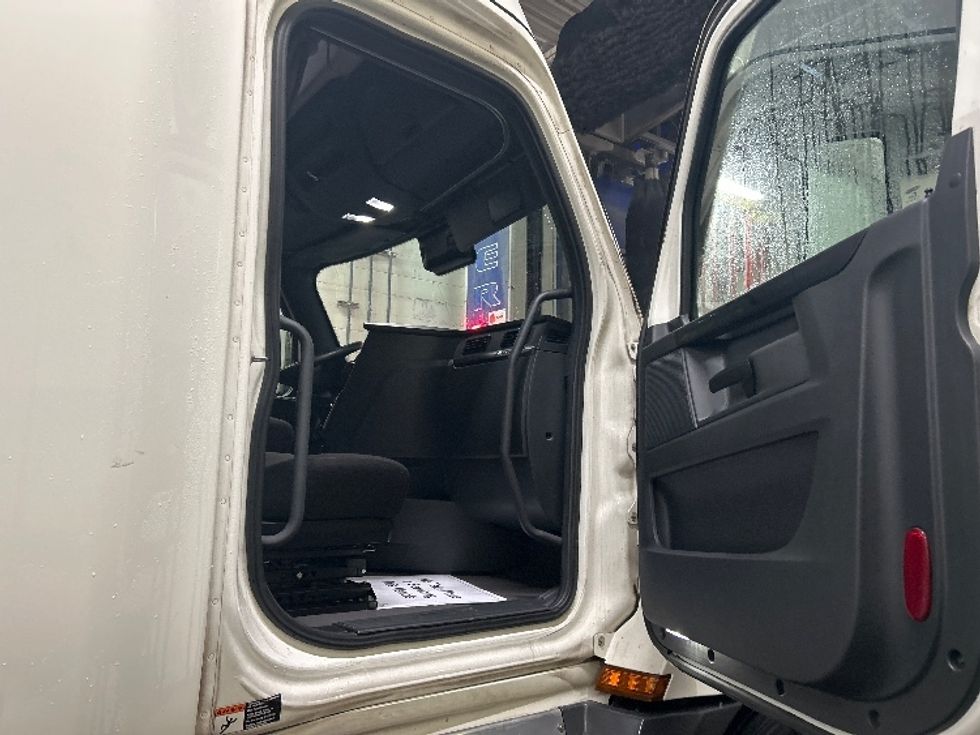 Sleeper Tractor-Heavy Duty Tractors-Freightliner-2023-T12664ST-Brooklyn Park-MN-621,859\n\t\tmiles-$ 58,750 - Image 13