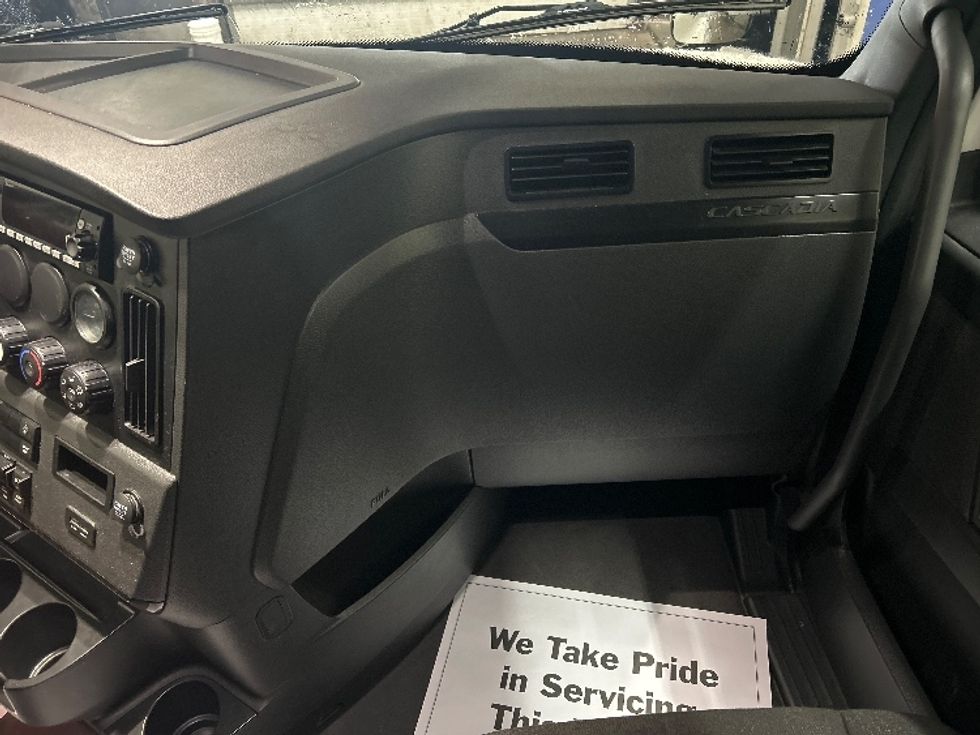 Sleeper Tractor-Heavy Duty Tractors-Freightliner-2023-T12664ST-Brooklyn Park-MN-621,859\n\t\tmiles-$ 58,750 - Image 14