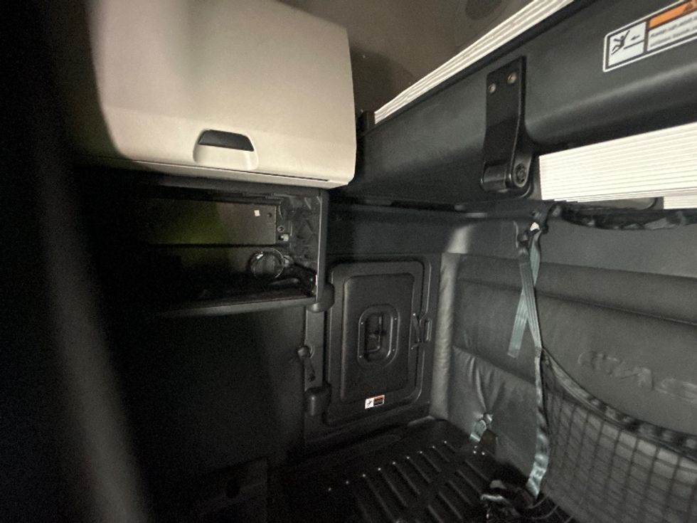 Sleeper Tractor-Heavy Duty Tractors-Freightliner-2023-T12664ST-Brooklyn Park-MN-621,859\n\t\tmiles-$ 58,750 - Image 19