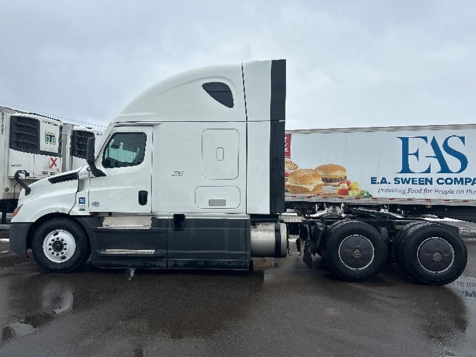Sleeper Tractor-Heavy Duty Tractors-Freightliner-2023-T12664ST-Brooklyn Park-MN-621,859\n\t\tmiles-$ 58,750 - Image 4