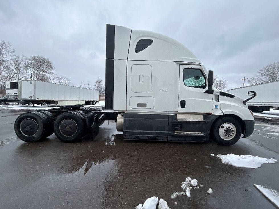Sleeper Tractor-Heavy Duty Tractors-Freightliner-2023-T12664ST-Brooklyn Park-MN-621,859\n\t\tmiles-$ 58,750 - Image 8