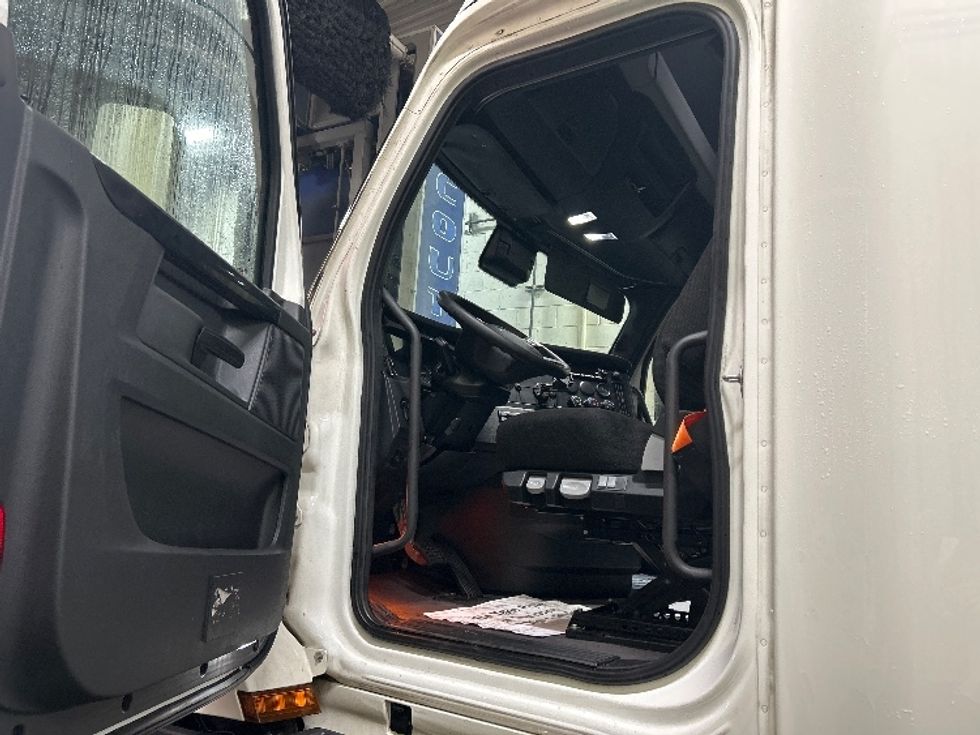 Sleeper Tractor-Heavy Duty Tractors-Freightliner-2023-T12664ST-Brooklyn Park-MN-621,859\n\t\tmiles-$ 58,750 - Image 9