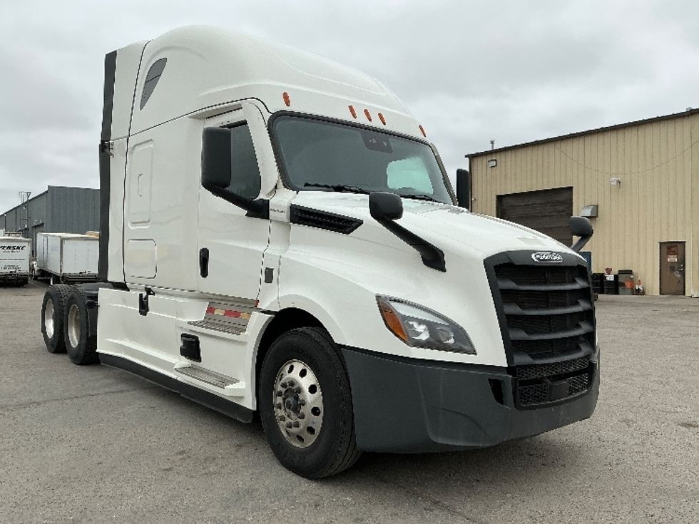 Sleeper Tractor-Heavy Duty Tractors-Freightliner-2023-T12664ST-Calgary-AB-532,298\n\t\tkm-$ 120,000 - Image 1