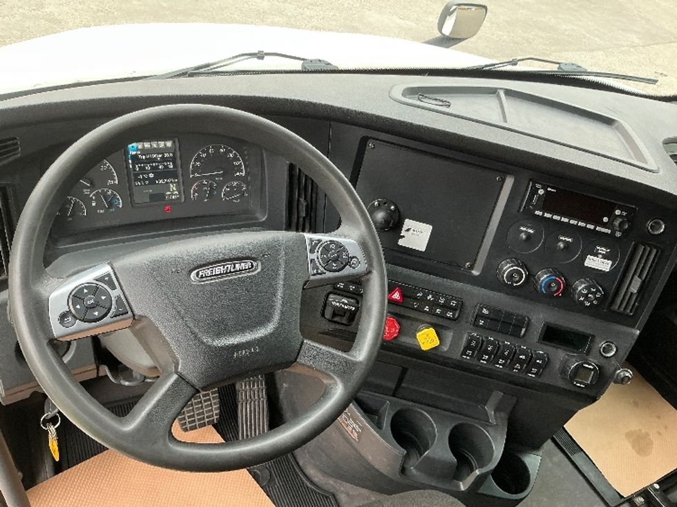 Sleeper Tractor-Heavy Duty Tractors-Freightliner-2023-T12664ST-Calgary-AB-532,298\n\t\tkm-$ 120,000 - Image 11
