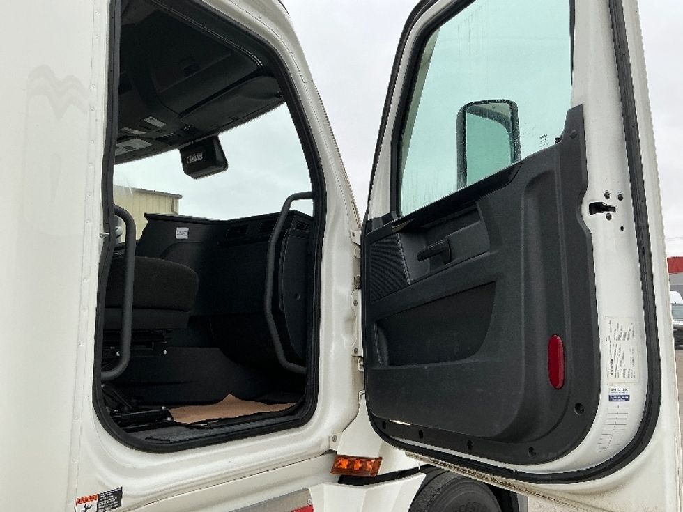 Sleeper Tractor-Heavy Duty Tractors-Freightliner-2023-T12664ST-Calgary-AB-532,298\n\t\tkm-$ 120,000 - Image 13