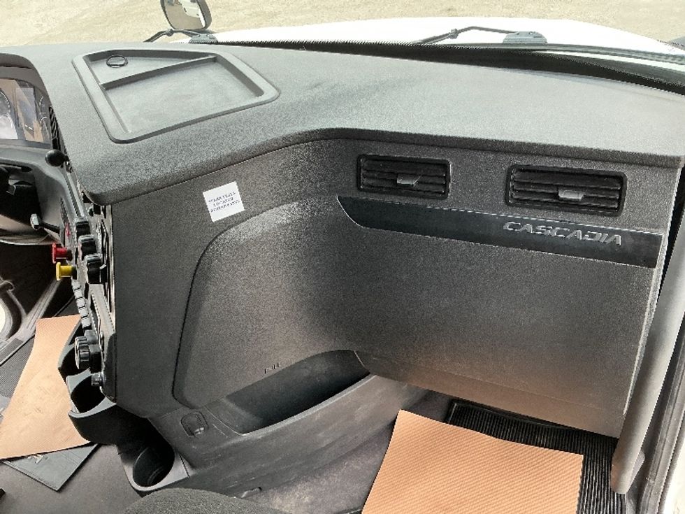 Sleeper Tractor-Heavy Duty Tractors-Freightliner-2023-T12664ST-Calgary-AB-532,298\n\t\tkm-$ 120,000 - Image 14