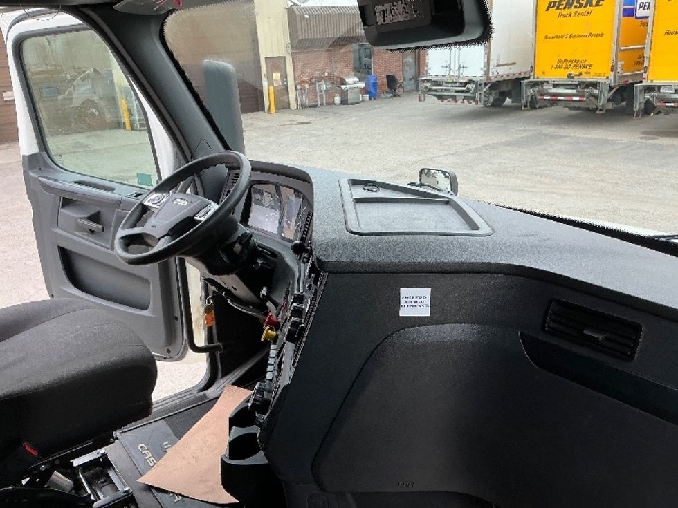 Sleeper Tractor-Heavy Duty Tractors-Freightliner-2023-T12664ST-Calgary-AB-532,298\n\t\tkm-$ 120,000 - Image 15