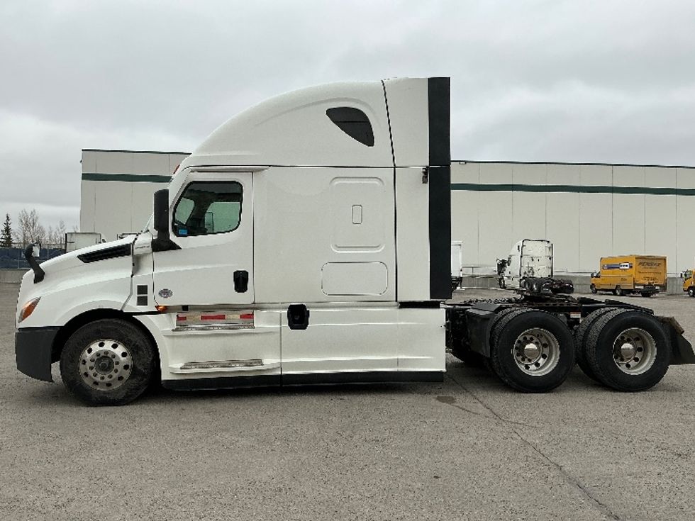 Sleeper Tractor-Heavy Duty Tractors-Freightliner-2023-T12664ST-Calgary-AB-532,298\n\t\tkm-$ 120,000 - Image 4