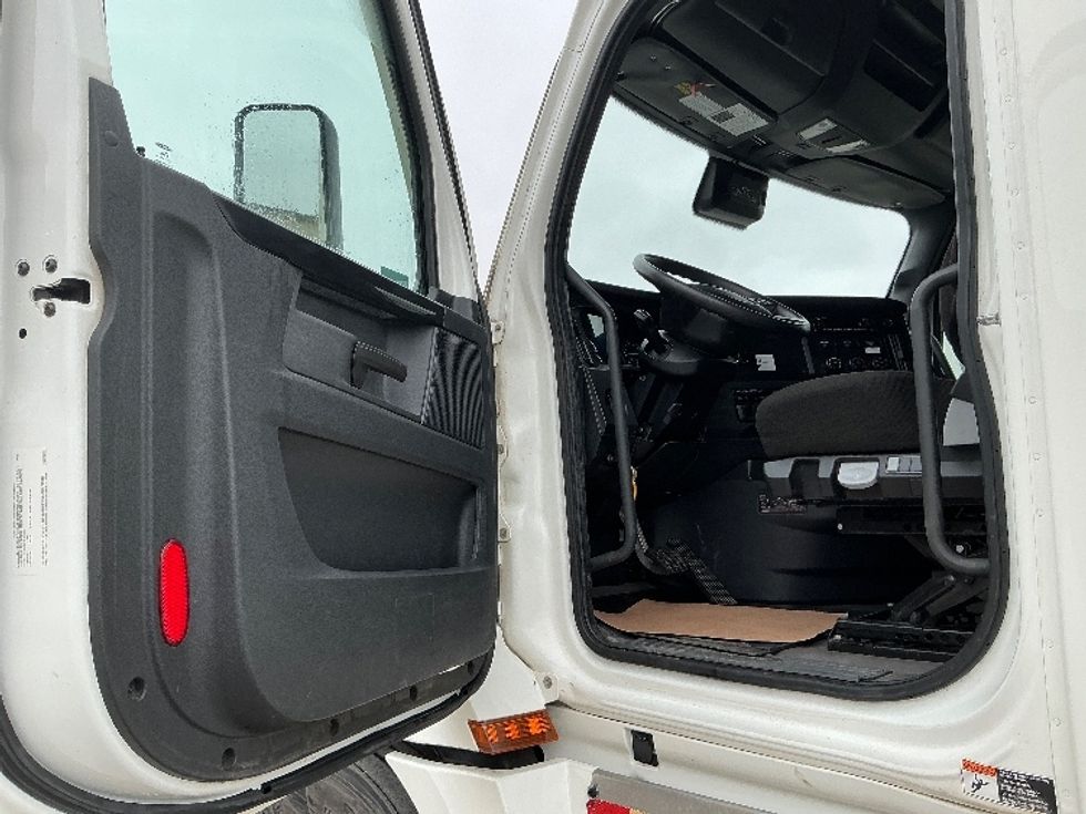 Sleeper Tractor-Heavy Duty Tractors-Freightliner-2023-T12664ST-Calgary-AB-532,298\n\t\tkm-$ 120,000 - Image 9