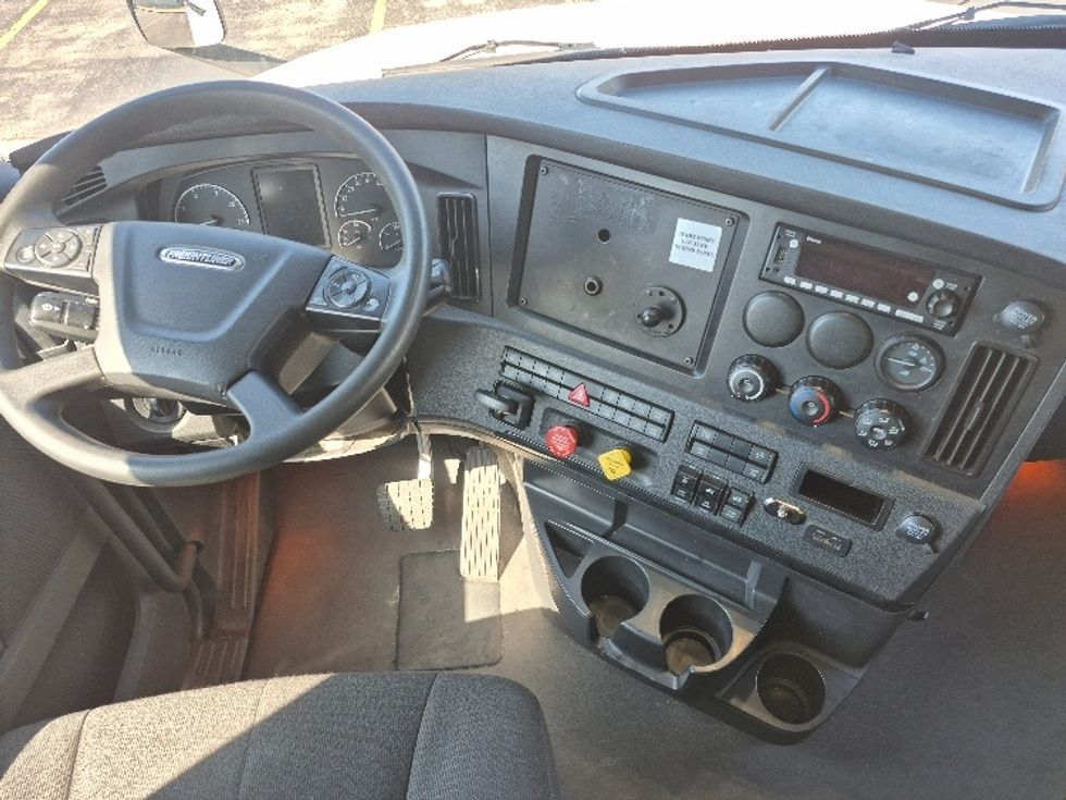 Sleeper Tractor-Heavy Duty Tractors-Freightliner-2023-T12664ST-Chicago (Chicago Ridge)-IL-597,337\n\t\tmiles-$ 61,250 - Image 11
