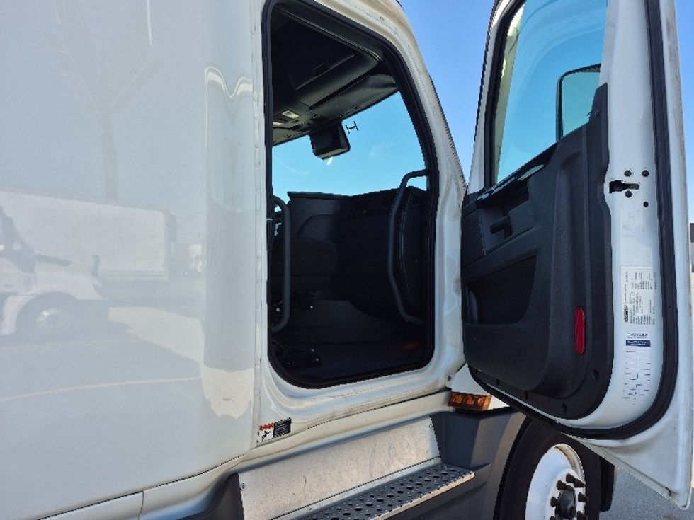 Sleeper Tractor-Heavy Duty Tractors-Freightliner-2023-T12664ST-Chicago (Chicago Ridge)-IL-597,337\n\t\tmiles-$ 61,250 - Image 13