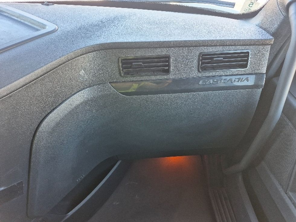 Sleeper Tractor-Heavy Duty Tractors-Freightliner-2023-T12664ST-Chicago (Chicago Ridge)-IL-597,337\n\t\tmiles-$ 61,250 - Image 14