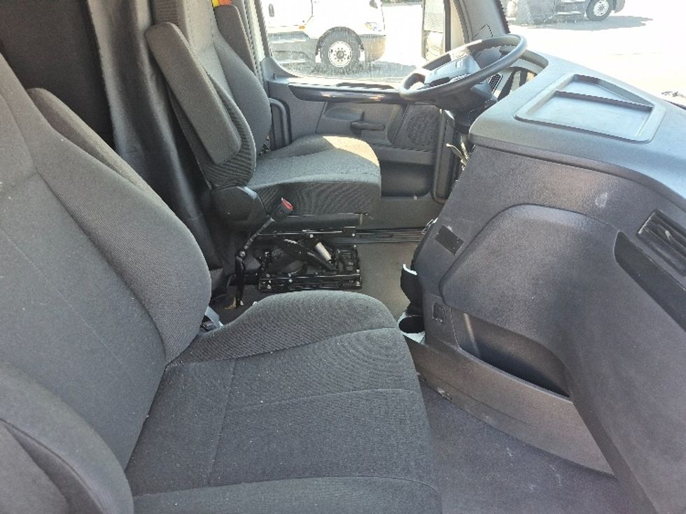 Sleeper Tractor-Heavy Duty Tractors-Freightliner-2023-T12664ST-Chicago (Chicago Ridge)-IL-597,337\n\t\tmiles-$ 61,250 - Image 15