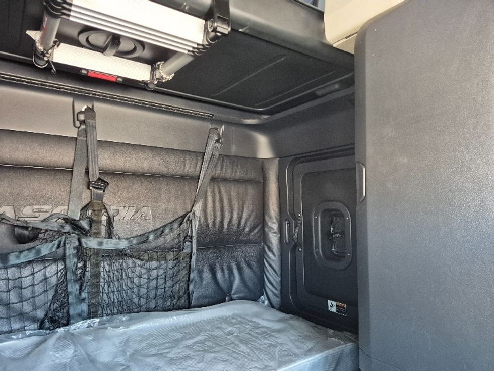 Sleeper Tractor-Heavy Duty Tractors-Freightliner-2023-T12664ST-Chicago (Chicago Ridge)-IL-597,337\n\t\tmiles-$ 61,250 - Image 17