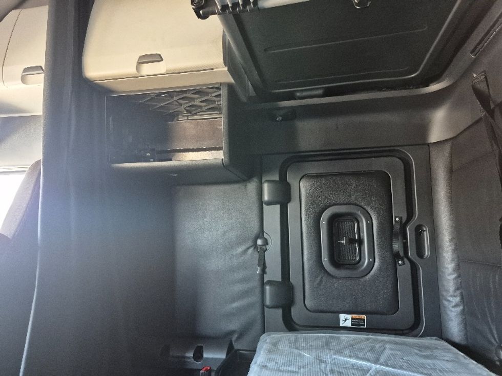 Sleeper Tractor-Heavy Duty Tractors-Freightliner-2023-T12664ST-Chicago (Chicago Ridge)-IL-597,337\n\t\tmiles-$ 61,250 - Image 19