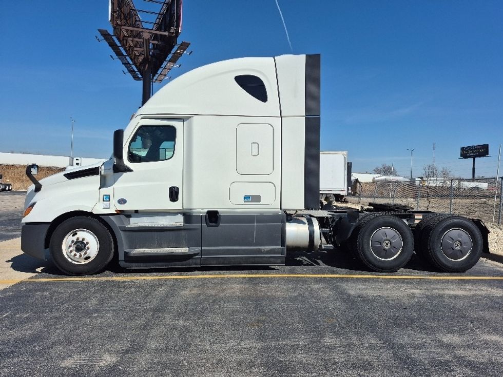 Sleeper Tractor-Heavy Duty Tractors-Freightliner-2023-T12664ST-Chicago (Chicago Ridge)-IL-597,337\n\t\tmiles-$ 61,250 - Image 4