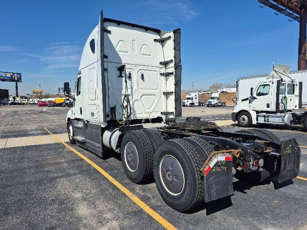 Sleeper Tractor-Heavy Duty Tractors-Freightliner-2023-T12664ST-Chicago (Chicago Ridge)-IL-597,337\n\t\tmiles-$ 61,250 - Image 5