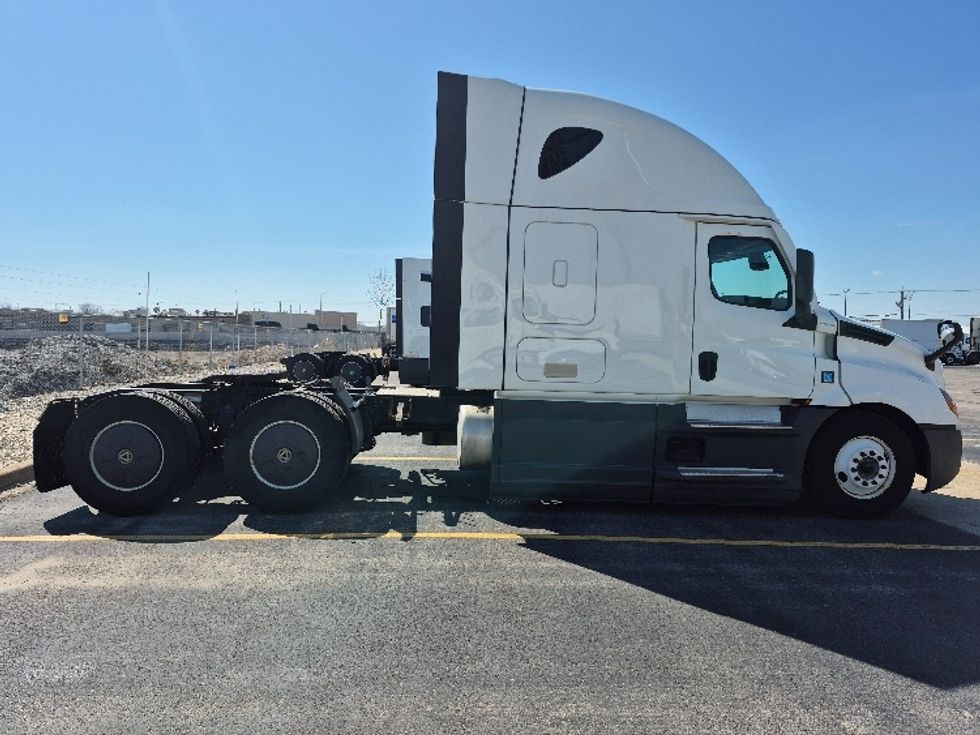 Sleeper Tractor-Heavy Duty Tractors-Freightliner-2023-T12664ST-Chicago (Chicago Ridge)-IL-597,337\n\t\tmiles-$ 61,250 - Image 8